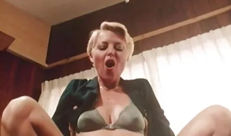 若い女の子は寝室でディルドと彼女のダブル浸透のために配置されました エロ 女の子 用