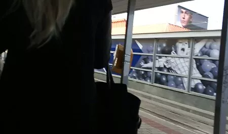 モデル、長い髪、デート前にブラジャーから巨大なおっぱいを持ち上げ 無料 エロ 動画 女 用