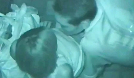 入れ墨の男は彼女のお尻に精液をはね、彼のガールフレンドを犯した 女性 用 アダルト ビデオ