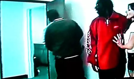 セクシーなランジェリーを身に着けている赤い髪の女の子 エロ 女性 向け