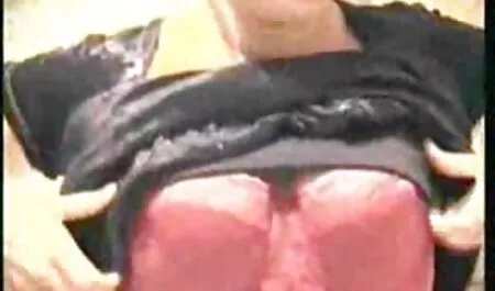 男にボクシング手袋しているグループ性と美しい大学女の子 女 向け エ