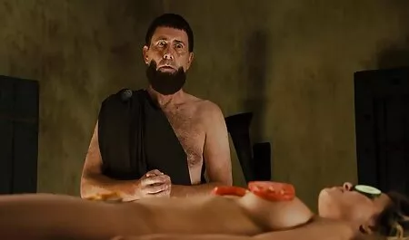 一人の女の子は彼女の足でコックを自慰行為をし、他のフェラチオのために エ 動画 女性 向け