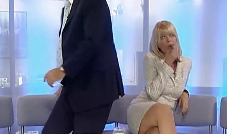 茶色の髪の若い女の子は、カーリーの男のコックにフェラチオを与え、ソファの上に彼を置く エッチ 無料 動画 女性 向け