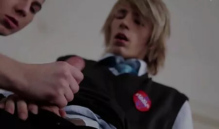 二つの美しい人は男のためにフェラチオを与え、ホテルで彼を性交する 女性 向け エロ 無理やり