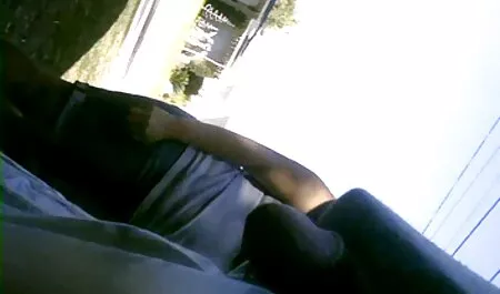 暗い髪のラティーナは男にフェラチオを与えており、彼女のスロットでそれを取る 女性 用 アダルト 無料 動画