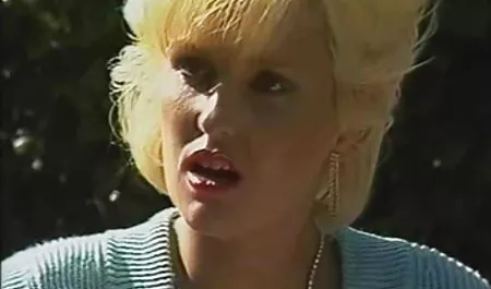 黒人のサッカー選手は寝室の口の中でブルネットをファックする 女性 用 av エロ