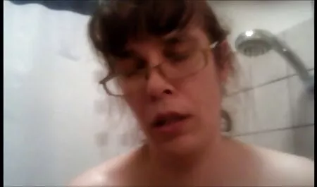 プールの近くの蛇口で遊ぶ巨乳なブルネット 女性 向け アダルト サイト