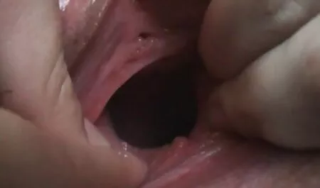 灰色のカーテンと妹で美しいブルネットにキスマッチョ、彼女はベッドの上で騎乗位であった 女の子 向け エロ