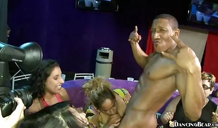 男は黒いオーバーオールの穴を通して脂肪の女の子を打つ 女性 向け アダルト 熟女