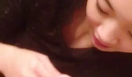 大きなお尻をブルネットは、ベッドの上に人にblowjobを与えます 女性 向け の アダルト ビデオ