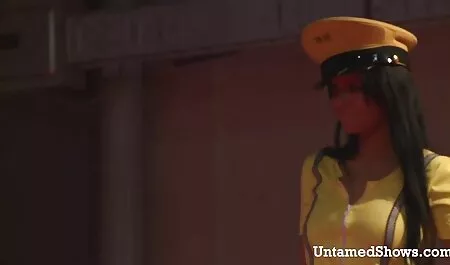 彼の体にタトゥーを持つ男は、プールによって猫に巨乳な黒人熟女を置いた エロ 女性 用 動画