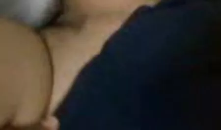 女の子squirtsとともに大きなコックに滑り アダルト 女の子 向け