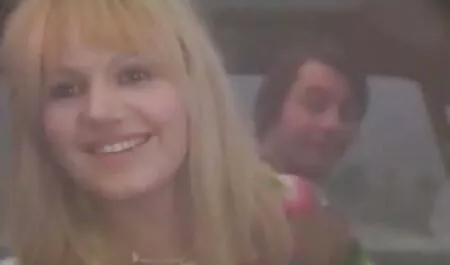 スリムなブロンドは、巨大なディルドとmasturbates、リビングルームでL.を横たわっています 女子 用 無料 エロ 動画