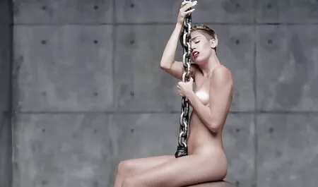 若い荒い金髪に座っている男のコックのベッドルーム アダルト 女性 用