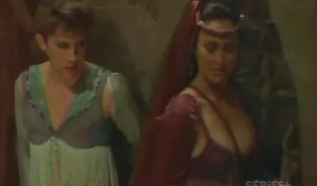 巨大なディルドの上に座って毛深い送信を持つ成熟した女性 エ 動画 女性 向け