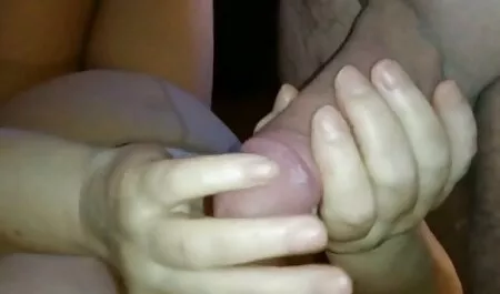 女の子は体を覆う布の人々ではない部分にエプロンを着用あなたのマスターと彼の友人を吸うターン えろ 女性 向け