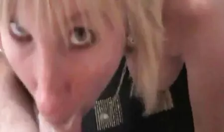 クーニーを作り、階段の近くに大きなコックでブロンドの染料をファックする男 女性 用 無料 無 修正 動画