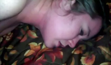 巻き毛黒檀に赤い下着を与えますblowjobと突き出た彼女のお尻へくそ,滑り 無料 女性 用 アダルト