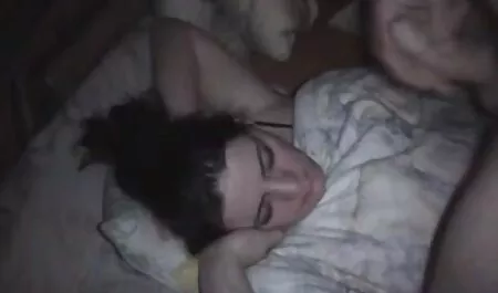 男はブルネットを入れて、寝室でオーガズムは、膣に手を入れて、彼女 動画 無 修正 女性 向け