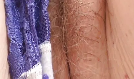 ブルネットに赤タンクトップfucks自宅で黒と白のディルド エロ 女 向け