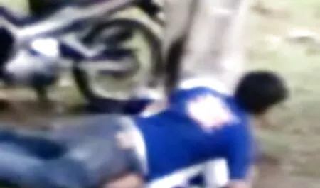 夫の水道水を撫でる高品質の足の女性 女性 向け アダルト