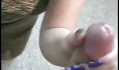 パーティーでストリッパーは女の子のグループ全体にフェラをしています 女性 向け アダルト 熟女